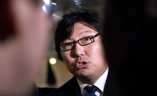 Jean-Vincent Placé, chef de file des sénateurs écologistes, a jugé mardi que François Hollande est "a-écolo, c'est-à-dire sans écologie" et que "c'est une vraie difficulté que nous avons sous la Ve République d'avoir un président qui s'occupe peu d'écologie".