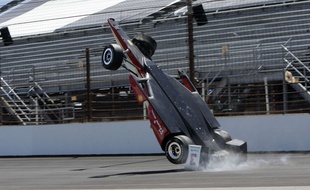 La voiture d'Helio Castroneves s'envole le 13 mai 2015 à Indianapolis.