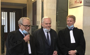L'homme d'affaires Bernard Magrez entouré de ses conseils.