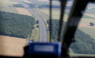 Illustration d'un gendarme surveillant la A6-A31 depuis un hélicoptère à Beaune dans l'est de la France, le 6 juillet 2013