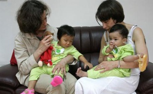 Deux européennes, avec leur enfant nouvellement adopté en Chine.