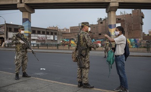 Des militaires contrôlent un passant à Lima le 2 avril 2020.