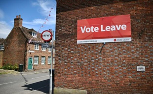 Une affiche pro Brexit placardée sur un immeuble, à Charing le 16 juin 2016