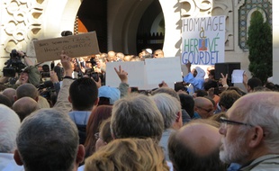 Plusieurs centaines de personnes se sont rassemblées ce vendredi après-midi devant la Grande Mosquée de Paris en hommage à Hervé Gourdel.