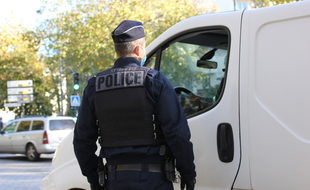Illustration d'un policier menant un contrôle routier, ici à Rennes.