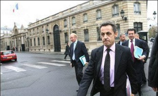 A moins de quatre semaines du premier tour de la présidentielle, Jacques Chirac doit procéder lundi à un mini remaniement du gouvernement de Dominique de Villepin en raison des départs annoncés de Nicolas Sarkozy de l'Intérieur et de Xavier Bertrand de la Santé pour cause de campagne présidentielle.