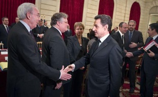 Toujours donné largement perdant de la présidentielle, M. Sarkozy a fait du paquet de mesures discutées mercredi l'une de ses cartes maîtresses pour tenter d'inverser la tendance. Mais la gauche et une partie de la droite, de même que les syndicats, sont résolument opposées à la TVA sociale. Seul le patronat y est favorable, mais sous certaines conditions.