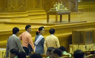L'opposante birmane Aung San Suu Kyi arrive le 16 novembre 2015 au parlement birman, à Naypyidaw