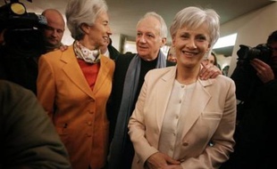 Jean-Marie Cavada, qui a rompu avec François Bayrou pour diriger une liste soutenue par l'UMP aux municipales à Paris, a annoncé lundi le lancement d'"Avenir démocrate", un "forum d'action politique", en présence d'autres anciens du Mouvement démocrate.