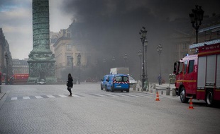 Une épaisse fumée se dégage d'un parking souterrain, place Vendôme à Paris, le 8 mars 2012.