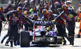 La voiture du pilote australien Mark Webber, lors d'un arrêt au stand au grand Prix d'Allemagne, le 7 juillet 2013.