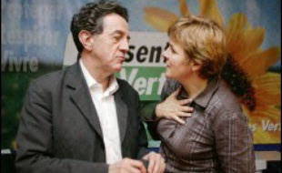 Dominique Voynet et Yves Cochet, arrivés à égalité après un vote interne chez les Verts pour choisir le candidat à la présidentielle, ont demandé lundi l'organisation d'un nouveau second tour de vote pour les départager, selon un communiqué commun.
