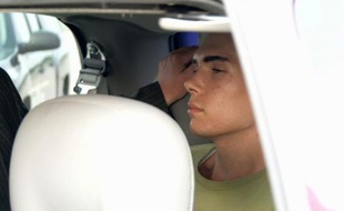 Luka Rocco Magnotta, accusé d'avoir tué avec préméditation et dépecé son ex petit ami, à son arrivée à l'aéroport de Montréal le 18 juin 2012
