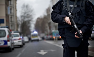 Illustration: Un policier et son arme.