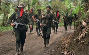 Image d'archives de membres de la guerilla de l'ELN en Colombie le 27 février 2000, qui militait alors pour les droits des Indiens U'was face à la multinationale pétrolière Oxi et ses projets d'exploration pétrolière