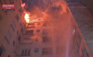 Plusieurs personnes sont mortes et une autre a été grièvement blessée dans un violent incendie qui a ravagé un immeuble du 16e arrondissement de Paris, le 5 février 2019.