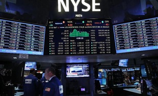 Des traders à la Bourse de New York le 26 août 2014 à Wall Street