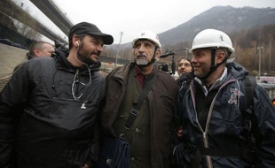 Des dizaines de milliers de personnes, dont plusieurs dizaines d'élus, ont manifesté samedi dans le Val de Suse, dans le nord-ouest de l'Italie, contre le projet de ligne grande vitesse (LGV) Lyon-Turin, jugé néfaste pour l'environnement et d'un coût exorbitant.