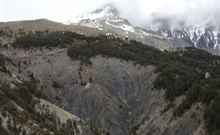 Des débris de l'avion A320 de la compagnie Germanwings qui s'est écrasé dans les Alpes du Sud. Photo du 25 mars 2015.