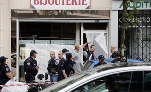 Des mots de soutien ont été placardés sur le commerce du bijoutier parisien qui a tué jeudi un homme ayant entrepris de braquer son commerce, a constaté dimanche un journaliste de l'AFP.