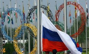 Le drapeau russe est hissé au village olympique lors de la cérémonie d'accueil des athlètes, le 5 août 2008 à Pékin