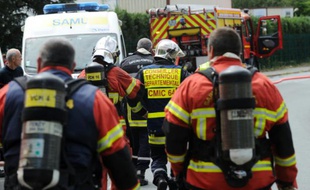 Des pompiers dans la zone industrielle nord de Bayonne après une explosion qui a fait deux personnes, le 12 mai 2016
