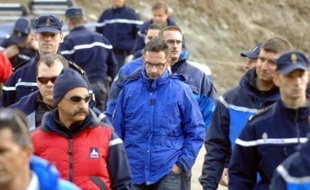 Accompagnés d'une quinzaine de gendarmes, les trois hommes, des cadres originaires de la région d'Amiens âgés de 32 à 35 ans, Entourés d'une quinzaine de gendarmes, les trois gardés à vue ont été emmenés dans "un atelier de réparation", où une "mise en situation" a été organisée dans une télécabine identique à celle empruntée samedi.