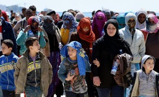 Des migrants sur le quai du port d'Augusta en Sicile le 22 avril 2015
