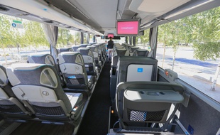 Dans un car réalisant des liaisons interurbaines.