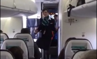 Une hôtesse de l'air danse sur