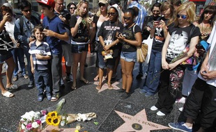 Les fans de Michael Jackson célèbrent sa disparition, le 25 juin 2010, un an après la disparition de la star.