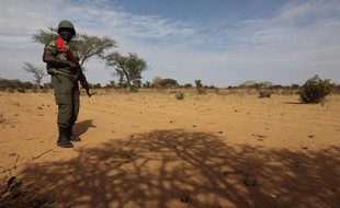 Un soldat malien se tient sur la route reliant Konna à Sévaré, au Mali, le 27 janvier 2013.