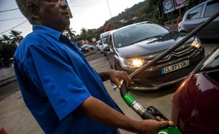 Le ministre des Outre-mer Victorin Lurel a affirmé lundi soir à Pointe-à-Pitre que les arrêtés de méthode permettant l'application du décret du 27 décembre dernier règlementant le prix des produits pétroliers dans les départements d'outre-mer seront signés mardi.