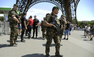 Des soldats patrouillent dans le cadre du plan Vigipirate devant la Tour Eiffel à Paris, le 26 juin 2015