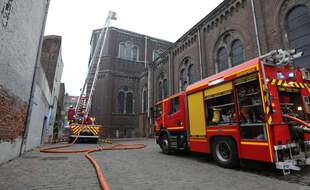 Une cinquantaine de pompiers et une vingtaine d'engins sont intervenus sur l'incendie à l'église Saint-Pierre-Saint-Paul de Lille, le 3 mai 2021.