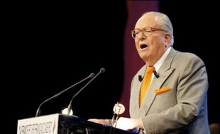 Le président du Front national, Jean-Marie Le Pen, a déclaré vendredi au cours d'une conférence de presse à Rennes qu'en dépit de la captation d'une partie de ses électeurs par Nicolas Sarkozy, il ne souhaitait pas durcir son discours.