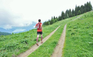 Timothée court ou pratique le VTT dix à quinze heures par semaine pour être prêt le jour J.