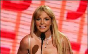 La chanteuse Britney Spears fait appel à ses fans les plus fervents pour l'aider à trouver un nom à son nouvel album, les encourageant à voter entre différents titres possibles, dont l'un égratigne la jeune actrice américaine Lindsay Lohan.