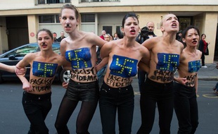 Les Femen ont manifesté mardi alors que le FN présentait ses listes aux élections européennes lors d'une conférence de presse.