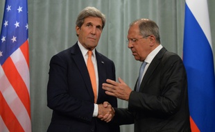 Les chefs de la diplomatie américaine et russe, John Kerry (à g.) et Sergueï Lavrov, au terme d'une conférence de presse à Moscou le 15 juillet 2016