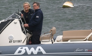 Marine Le Pen et Florent de Kersauson à La Trinité-sur-Mer, jeudi 6 mai 2021.