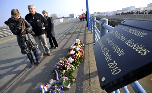 Des familles de victimes se recueillent devant une plaque commémorative à La Faute-sur-mer.