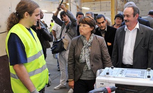 La Secrétaire générale du parti Socialiste, Martine Aubry discute avec des employés de l'entreprise d' insertion «Envie 16», le 22 septembre 2009 à Angoulème, dans le cadre de son «Tour de France du projet».