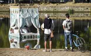 L'œuvre « Pas encore mon histoire », signée Vincent Olinet, représente un lit à baldaquin flottant.