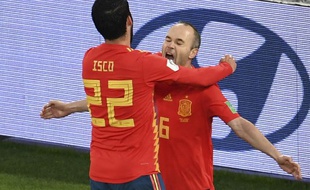 Iscoa félicite Iniesta après sa passe décisive face au Maroc.