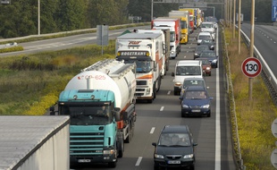 Illustration camions sur l'autoroute. Strasbourg le 19 10 2010.