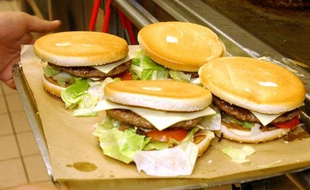 Les coulisses d'un restaurant Mac Donald's à Paris, le 15 novembre 2004.