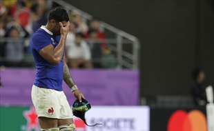 Sébastien Vahaamahina sort du terrain après son expulsion lors du quart de finale France-pays de Galles, le 20 octobre 2019.