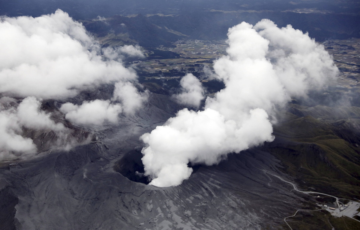 Japon Le volcan Aso se réveille lors une éruption extraordinaire