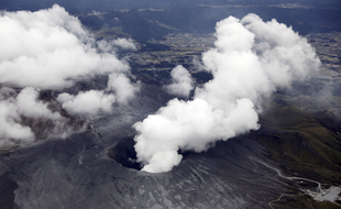 Le mont Aso, au Japon, est entré en éruption mercredi 20 octobre 2021.